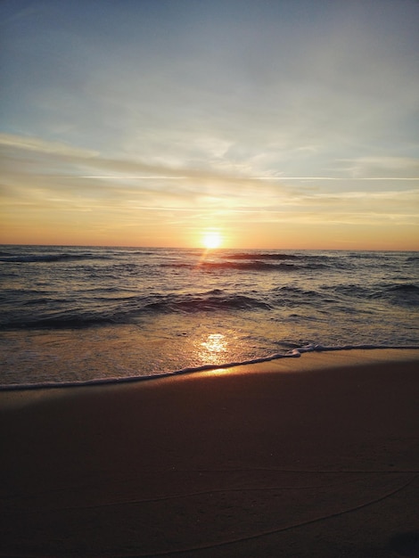 Idyllische opname van de zee tegen de hemel bij zonsondergang