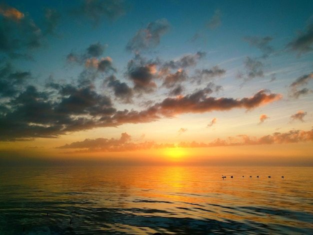 Idyllische opname van de zee tegen de hemel bij zonsondergang