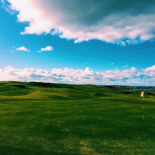 Foto idyllische opname van een groene golfbaan tegen de lucht