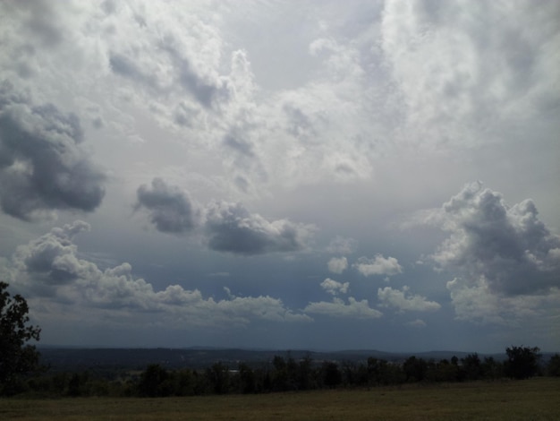 Idyllische opname van een landschap tegen een bewolkte hemel