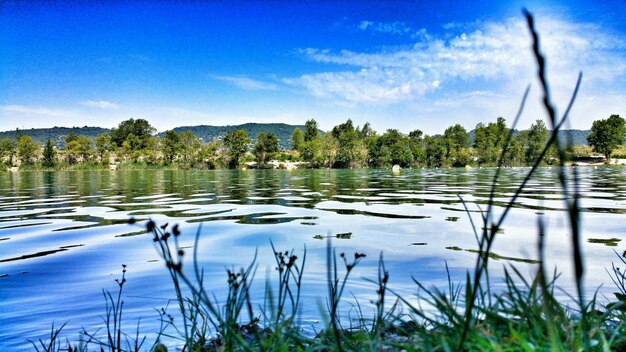 Foto idyllische opname van het meer tegen de hemel