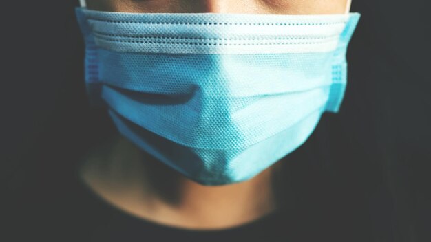 Iedereen moet een respirator dragen voordat hij het huis verlaat om zich te beschermen tegen het COVID-19 virus.