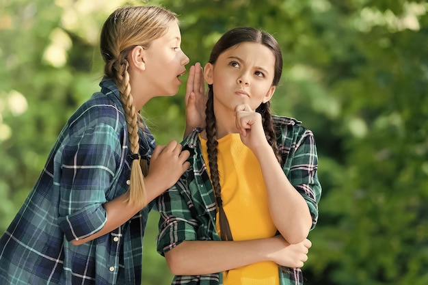 Iedereen weet dat babbelende meisjes in de zomer buiten Klein kind fluistert nieuws in het oor van vrienden Topgeheim Hoor alle geklets en roddels Roddelen en praten Communicatie tussen vrienden