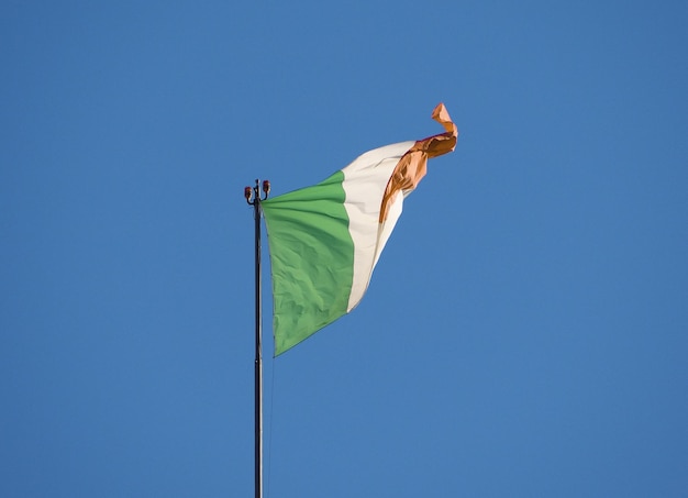 Ierse vlag van Ierland over blauwe hemel