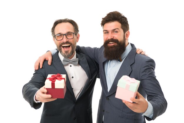 Iets speciaals bereid Kies een goed cadeau Mannen klassiek pak houden geschenken Zakenmensen vieren vakantie Bedrijfsfeestconcept Hipster bebaarde gekochte geschenken Vakantie winkelen Koop geschenken