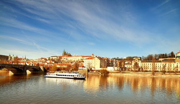ヴルタヴァ川を渡る聖ヴィート大聖堂とプラハ城