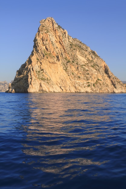 Ifach Penon-berg in Calpe van blauwe overzees