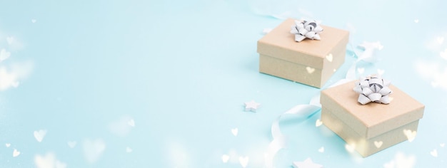 ift-doos met lint en strik voor verjaardag, moederdag of vaderdag, blauwe bokeh-hartlichten
