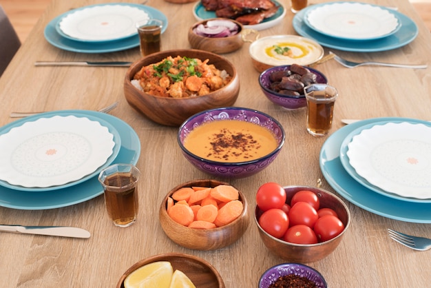 집에서 Iftar 음식 테이블. 라마단 저녁 식사. 아랍 요리