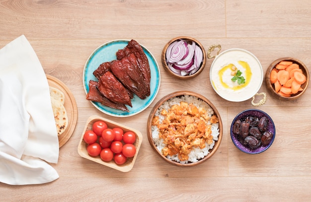 사진 iftar 음식 테이블. 라마단을위한 저녁 식사