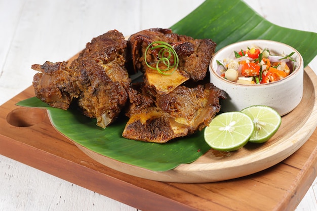 Iga Bakar Madu sambal matah of Honey Roasted Ribs geserveerd met traditionele balinesse saus