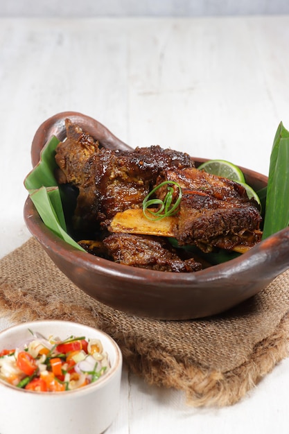 Iga Bakar Madu sambal matah of Honey Roasted Ribs geserveerd met traditionele balinesse saus