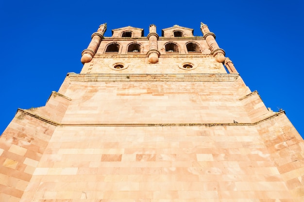 スペイン北部カンタブリアのサンビセンテデラバルケラ市にあるサンタマリアデロサンゼルスカトリック教会のイグレシア