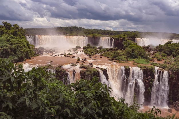 ブラジルとアルゼンチンの国境にあるイグアスの滝世界の素晴らしい自然の驚異の滝の1つ観光コンセプト画像