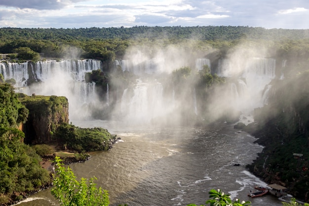 イグアスはブラジルの国立公園に落ちる滝美しい景色