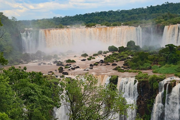 Iguazu-watervallen op de grens van Brazilië en Argentinië Een van 's werelds grootste natuurlijke wonderen watervallen Tourism Concept Image