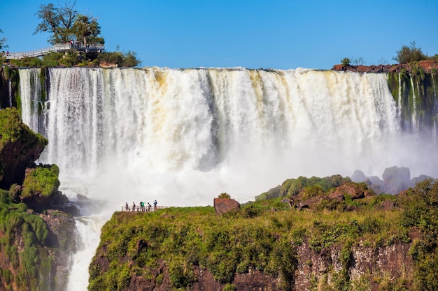 Iguazu-watervallen zijn watervallen van de iguazu-rivier op de grens van argentinië en brazilië. het is een van de nieuwe 7 natuurwonderen op de grens van brazilië en argentinië.