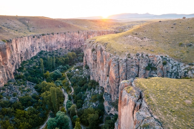 Vista del canyon della valle di ihlara dall'aria durante l'alba