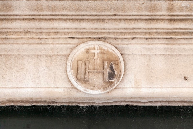 Foto ihs christogram gebeeldhouwd in de steen van een gebouw in dubrovnik