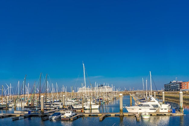 Ijmuiden nederland 29 maart 2022 noordzee en jachthaven met boten op een mooie zonnige dag dicht bij zonsondergang