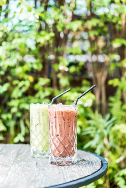 Ijs chocolade en matcha groene thee glas op tafel