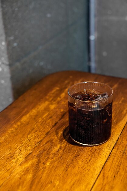 ijs cola glas op houten tafel