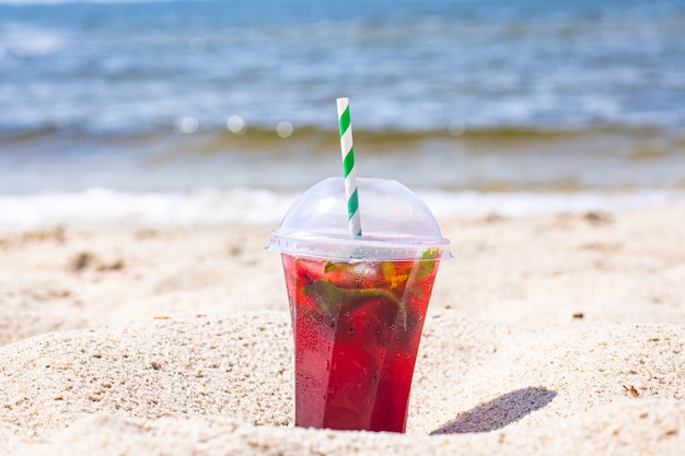 ijs drankje op het strand koud limonade frisdrank vers sap zee kust kust zomer surf golf