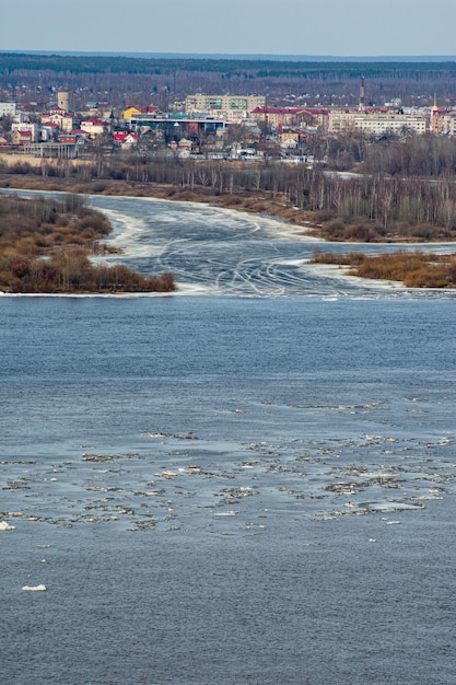 IJs drijft in de lente op de rivier de Wolga