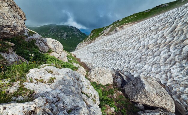 IJs en rotsen in bergvalleien van Lagonaki, Kaukasus, Rusland
