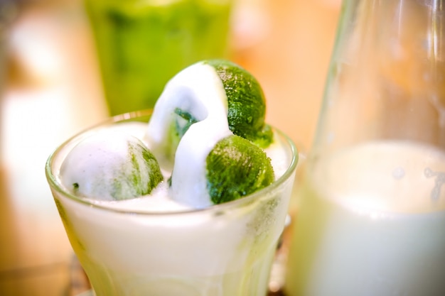 Foto ijs gemaakt van groene thee vervolgens overgoten met verse melk