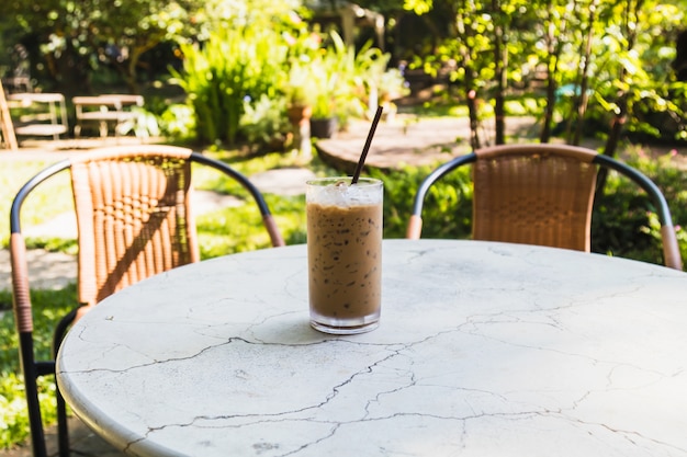 ijs koffie in glas op tafel