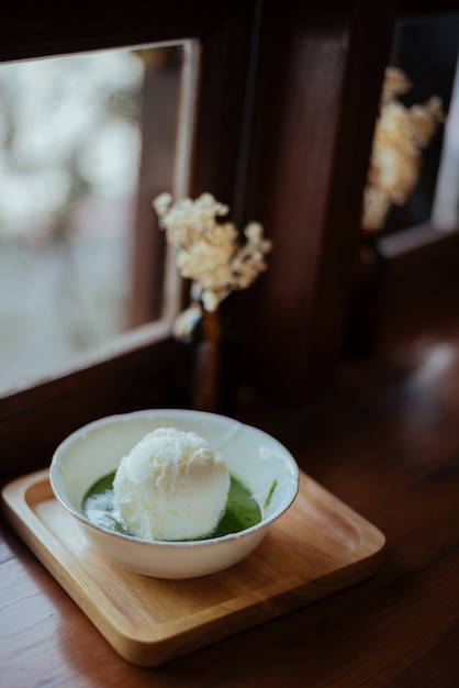 Foto ijs met matcha op de houten tafel, lijkt op japanse stijl.