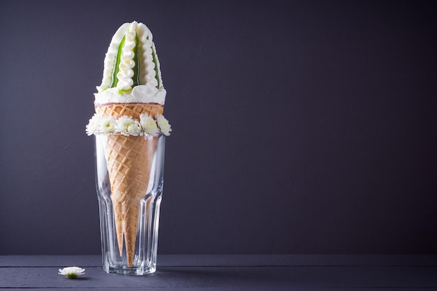 Foto ijs met witte bloemen ijs met jam op donkere achtergrond wafel met dessert