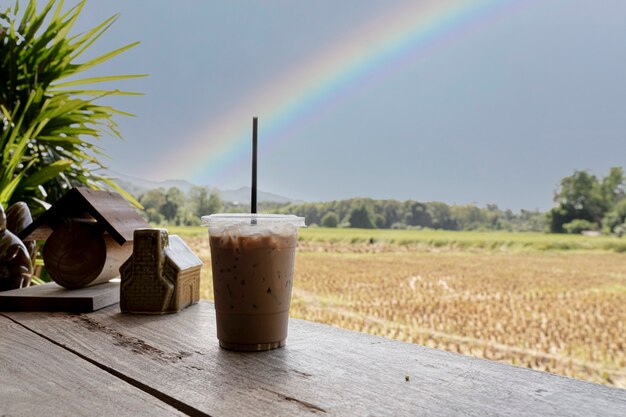 ijs mokka koffie en uitzicht op de bergen in zonlicht ochtend