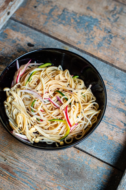 ijs noedels groenten Enoki cellofaan pasta Miso Ramen funchose soep pho zeevruchten