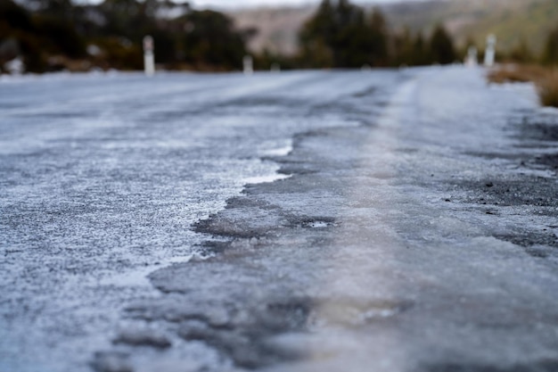 IJs op de weg op een berg in de winter