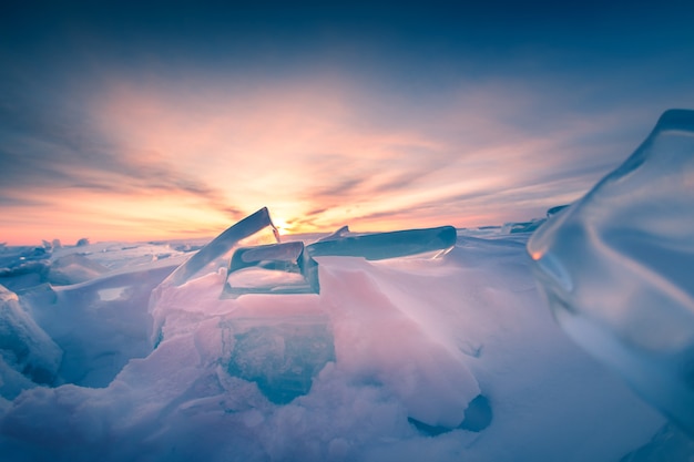 Foto ijs op de winter baikal meer bij zonsopgang. prachtig winterlandschap. baikal, siberië, rusland. selectieve aandacht.