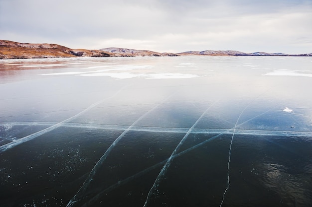 IJs op het bevroren meer. Prachtig winterlandschap