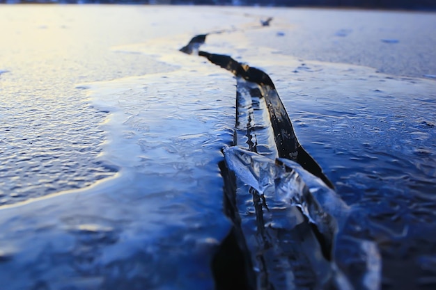 ijs textuur scheuren baikal, abstracte achtergrond winter ijs transparant blauw