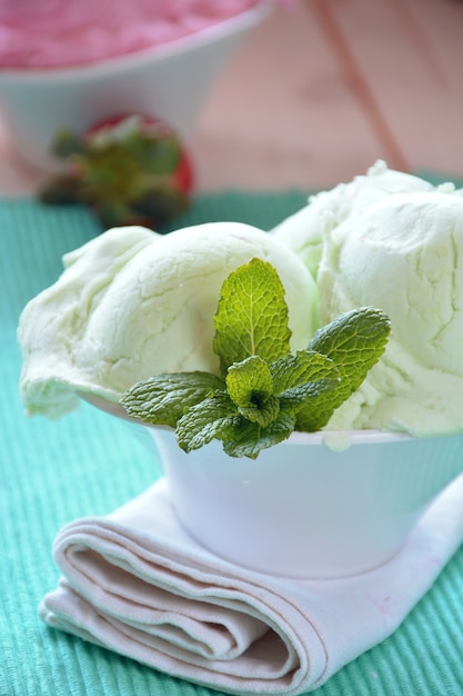 IJs van verschillende smaken, vergezeld van Mint, Tangerine en aardbeien