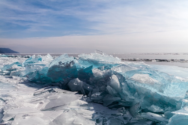 IJsbarst aan de kust van het Baikalmeer