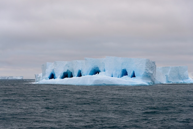 Foto ijsberg in antarctische zee