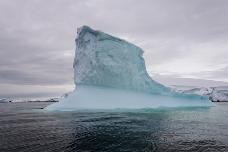 Foto ijsberg in antarctische zee