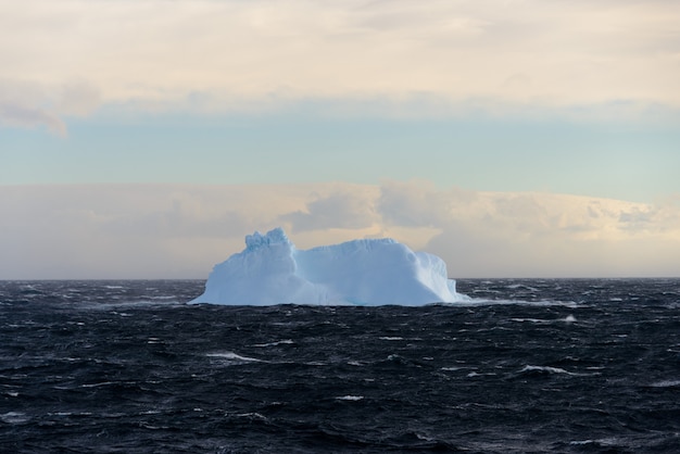 Foto ijsberg in antarctische zee
