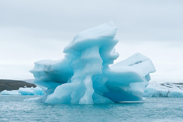 Ijsberg in de ijzige lagune Jokulsarlon IJsland