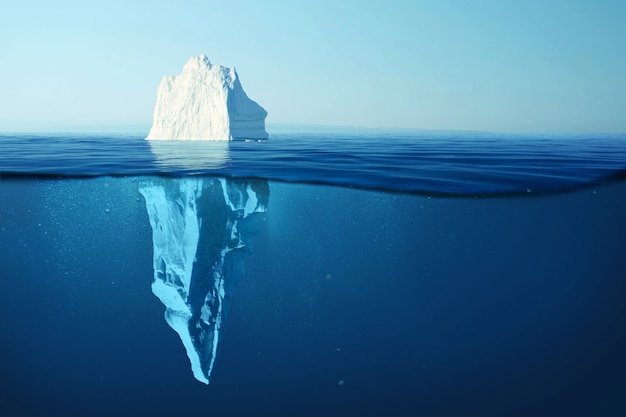 Ijsberg in helder blauw water en verborgen gevaar onder water. Iceberg - Verborgen Gevaar En Global Warming Concept. Drijvend ijs in de oceaan. Copyspace voor tekst en ontwerp