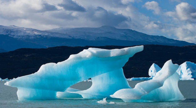 IJsbergen in het water, de gletsjer Perito Moreno Argentinië