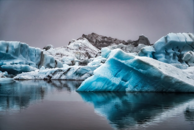 Foto ijsbergen in jokulsarlon ijzige lagune in ijsland.