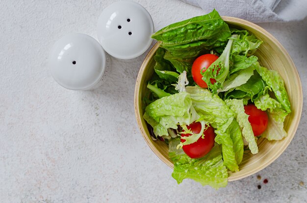 IJsbergsalade met tomaat. Gezonde levensstijl. Biologische boerderijproducten uit eigen tuin