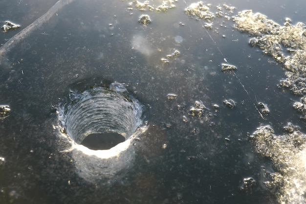 Foto ijsbijl ijsschroeven bij wintervissen in de ijsgrotten ijs is erg schoon en mooi het baikalmeer